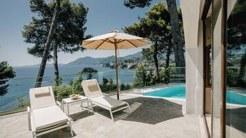 Premium Family Bungalow with private pool Sea & Mouse Island view | Terraza o patio