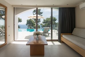 Superior Bungalow with Sharing Pool Sea View / Mouse Island View | Wohnbereich | 32-Zoll-Fernseher mit Satellitenempfang