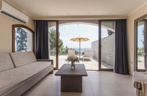 Superior Bungalow with Private Pool Sea View / Mouse Island View | منطقة المعيشة | تلفزيون بحجم 32-بوصة يعرض قنوات فضائية