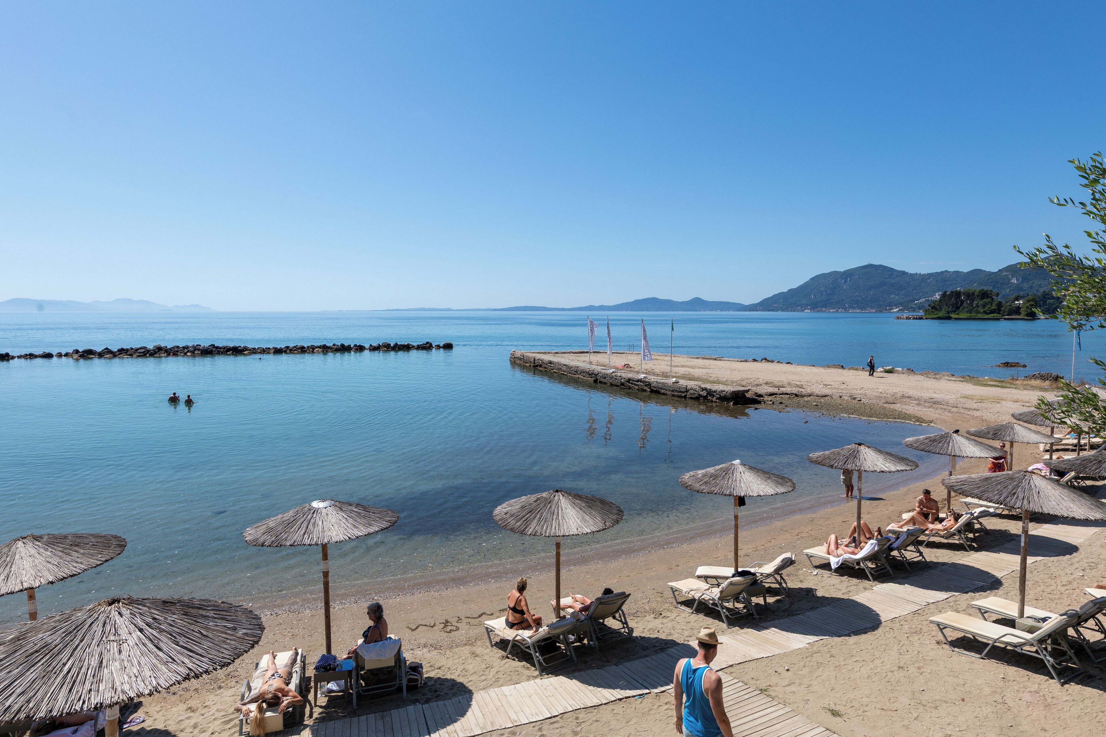 Am Strand, Liegestühle, Sonnenschirme, Strandtücher