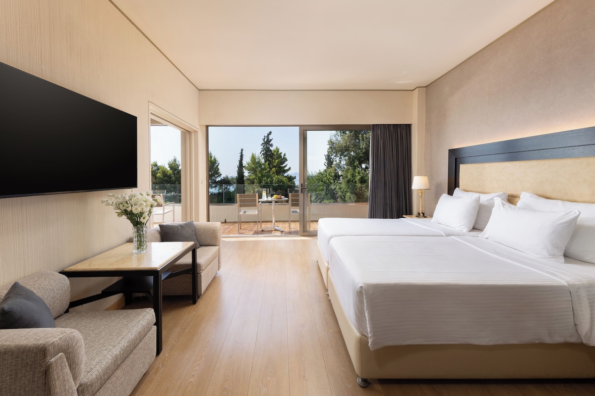 In-room safe, blackout curtains, soundproofing