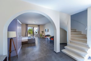 Duplex família, 2 quartos | Roupas de cama premium, cofres nos quartos, individualmente decorados