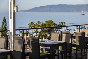 Se sirven desayunos, almuerzos y cenas; con vista a la playa