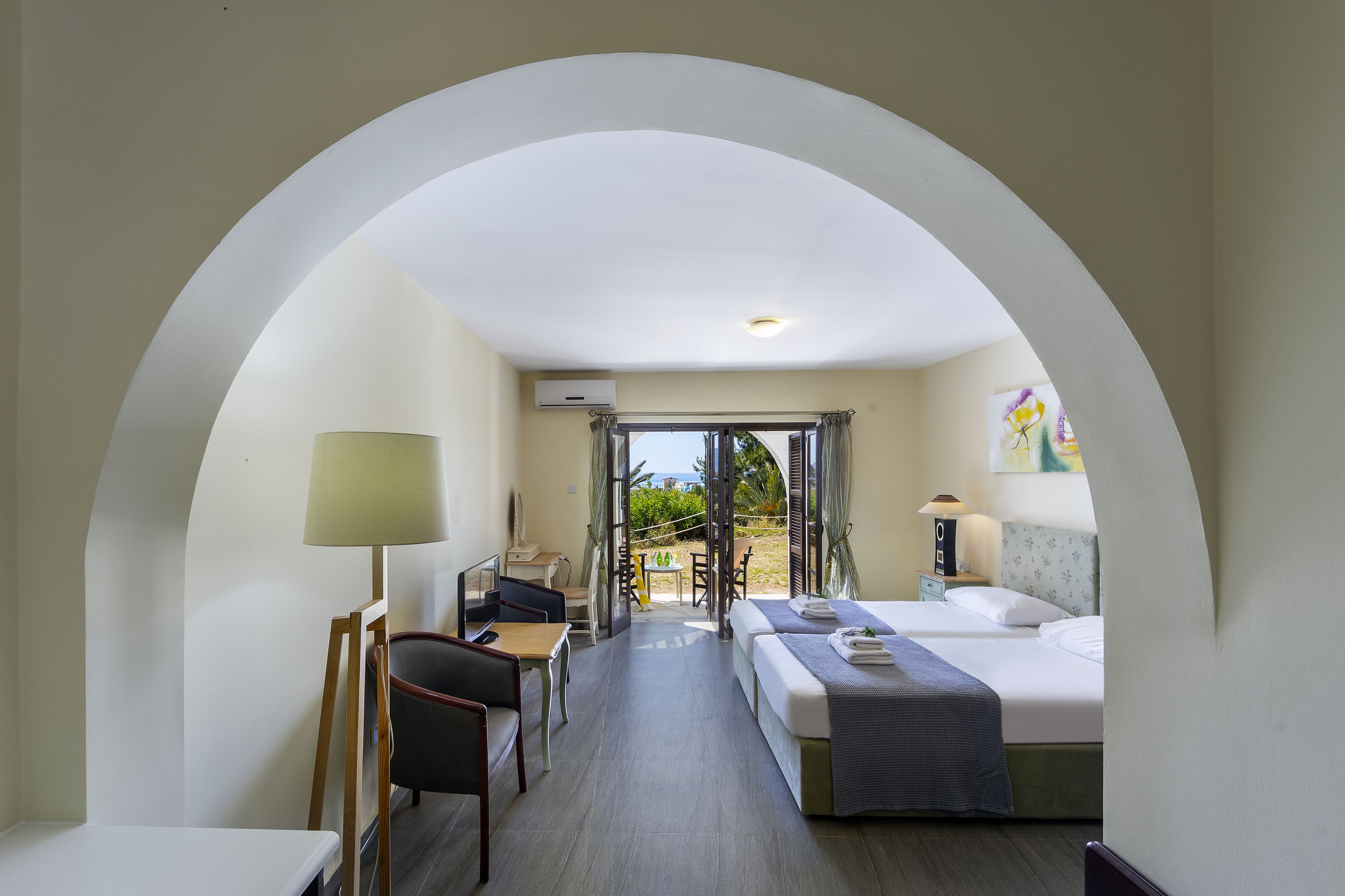 Premium bedding, in-room safe, individually decorated