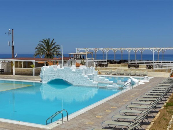 Piscine intérieure, parasols, chaises longues