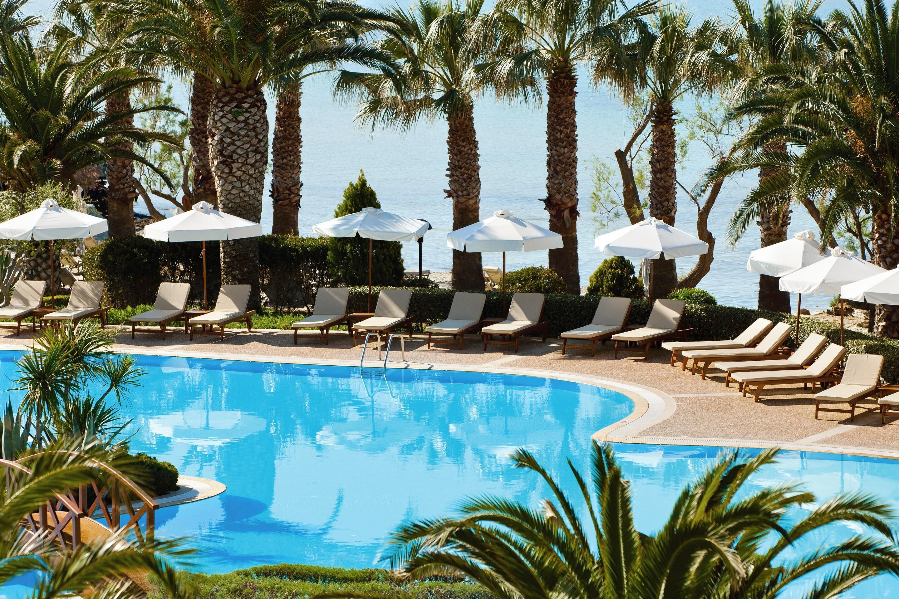 Een buitenzwembad, een infinity pool, parasols voor strand/zwembad