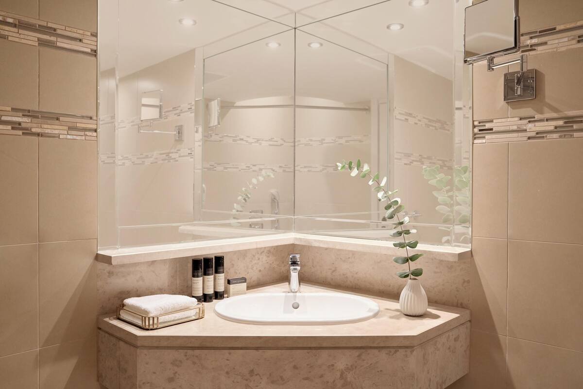 junior suite, sea view | bathroom | hair dryer, bathrobes, towels