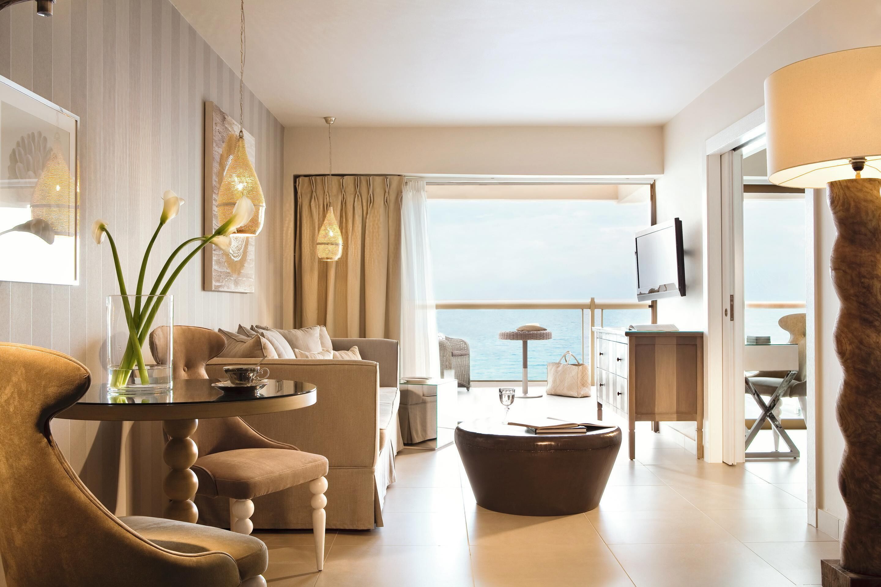 Suite Keluarga, 2 kamar tidur, pemandangan laut | Minibar, brankas, tirai kedap cahaya, dan Wi-Fi gratis