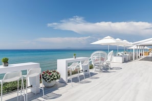 2 bars/lounges, poolside bar, beach bar