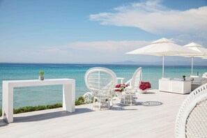 2 bars/lounges, poolside bar, beach bar