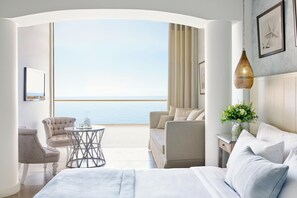 Suite junior, vista al mar | 1 habitación, minibar y caja de seguridad en la habitación 