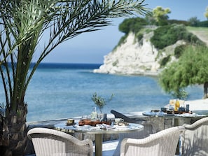 5 restaurants, breakfast served