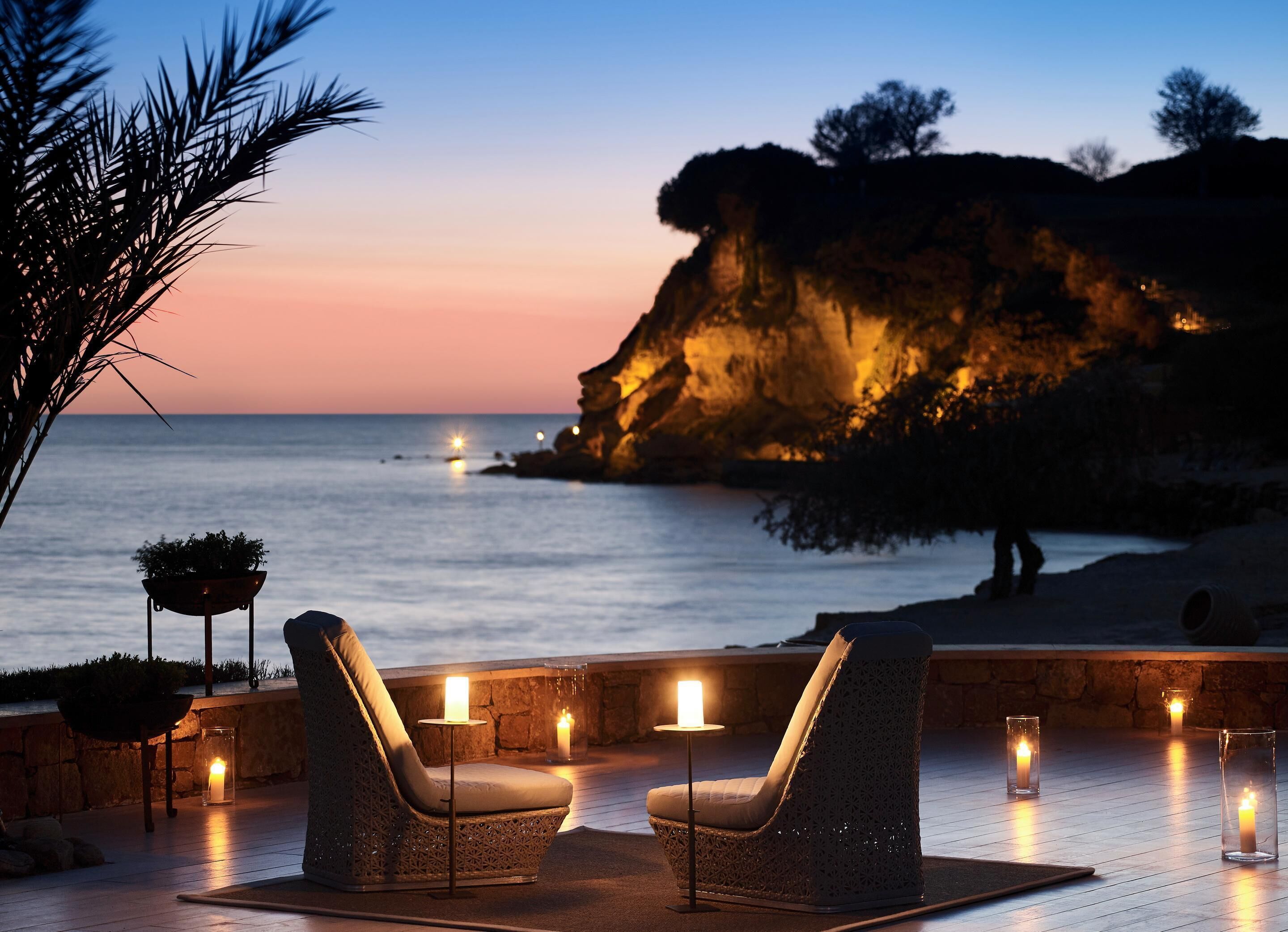 2 か所のバー / ラウンジ、プールサイドバー、ビーチバー