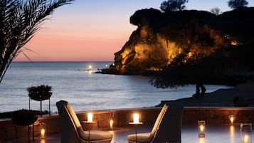 2 bars, bar en bord de piscine, bar de plage