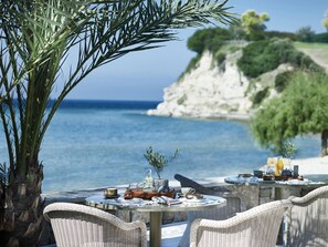 5 restaurantes; se sirven desayunos 