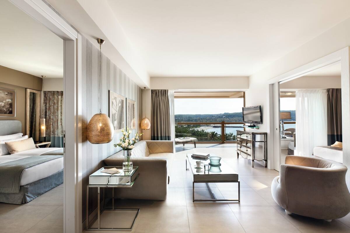 Suite familiare, 2 camere da letto, vista mare | 1 camera, minibar, una cassaforte in camera, tende oscuranti