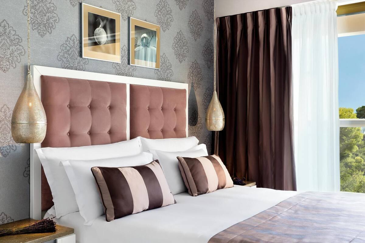 Minibar, in-room safe, blackout drapes, free WiFi