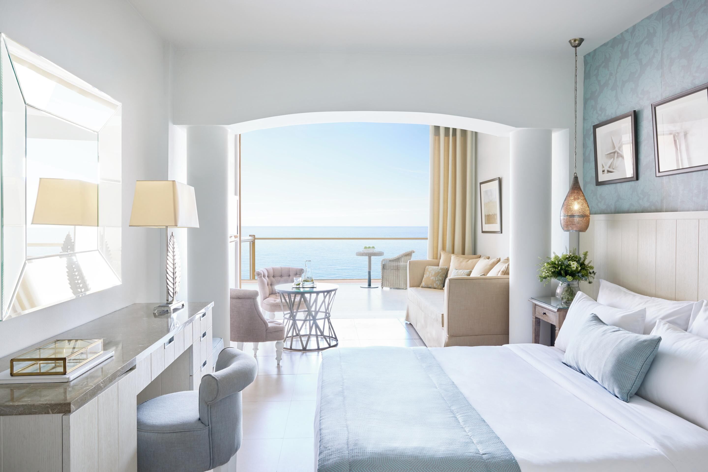 Junior suite, uitzicht op zee | Een minibar, een kluis op de kamer, verduisterende gordijnen