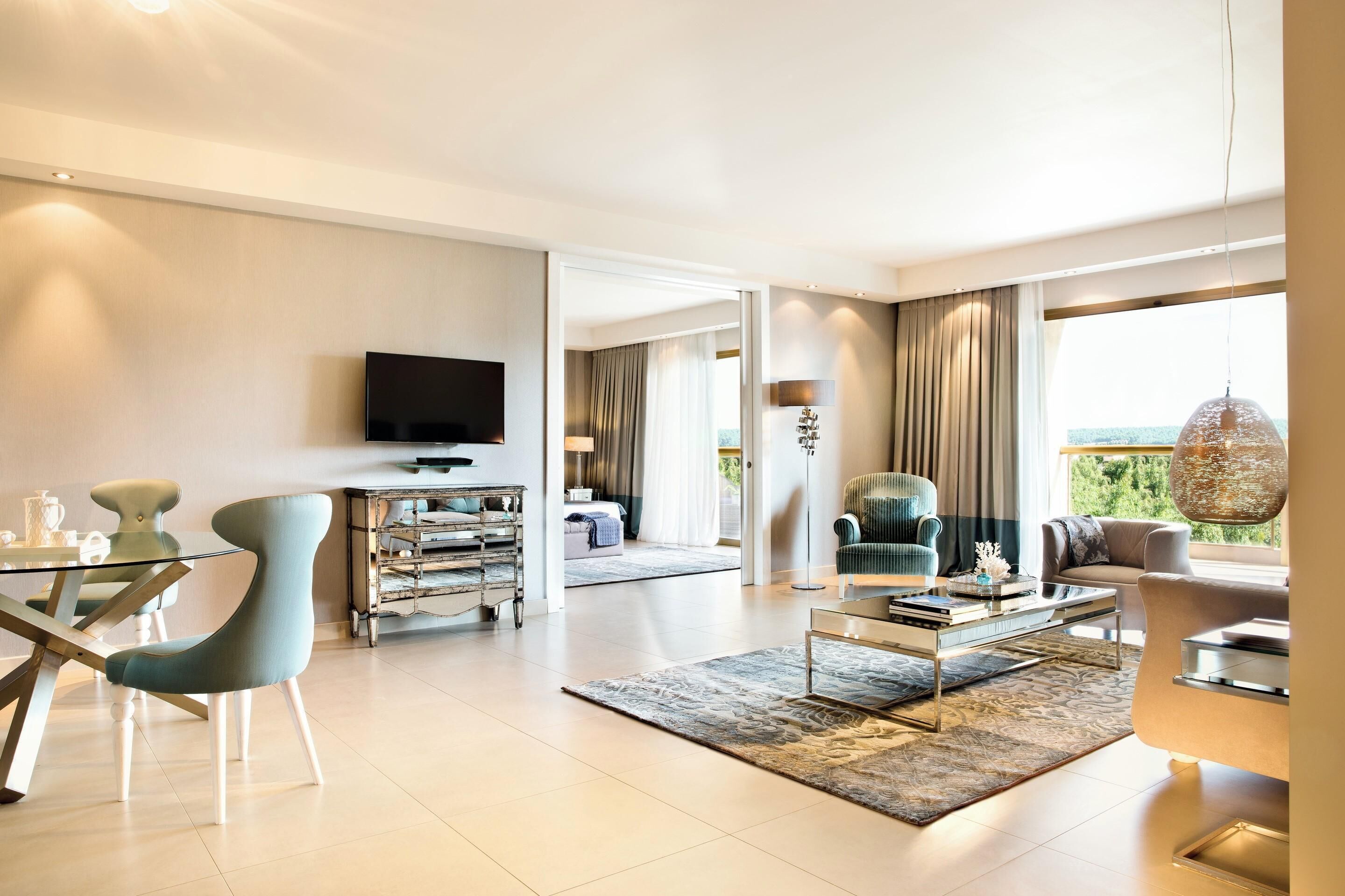 ミニバー、セーフティボックス (室内)、遮光カーテン、WiFi (無料)