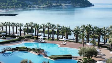 Piscine extérieure, piscine à débordement, parasols de plage