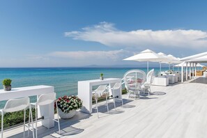 2 bares o lounges, bar junto a la alberca, bar en la playa 