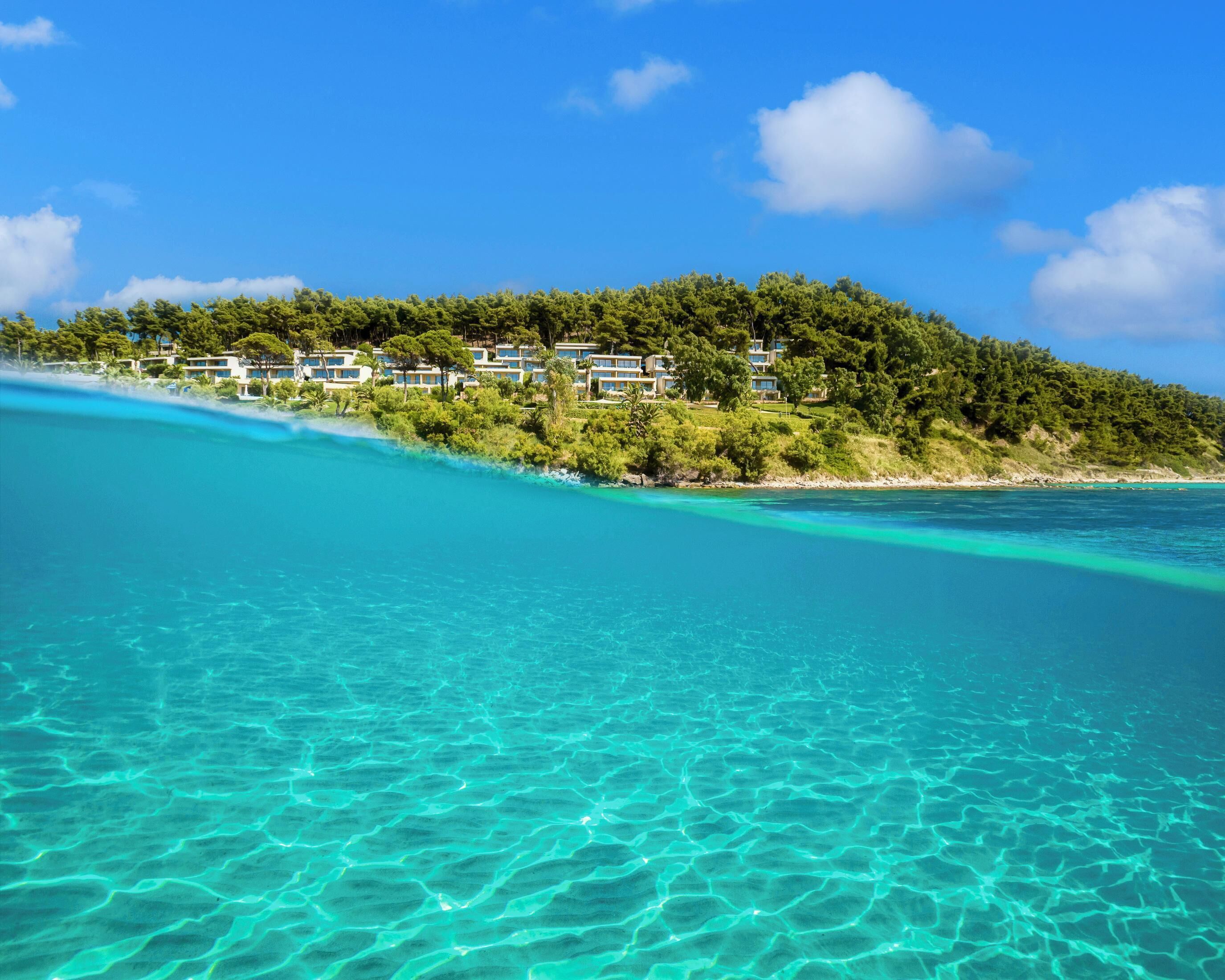 Privatstrand, Sonnenschirme, Strandtücher, Strandbar