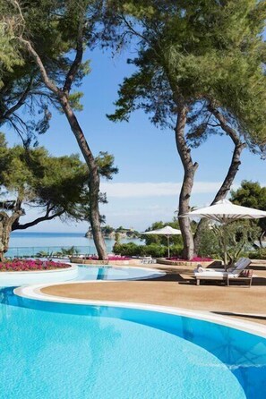 Piscine extérieure en saison, parasols