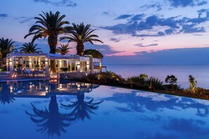 Seasonal outdoor pool, pool umbrellas - Sani Club (Kassandra)
