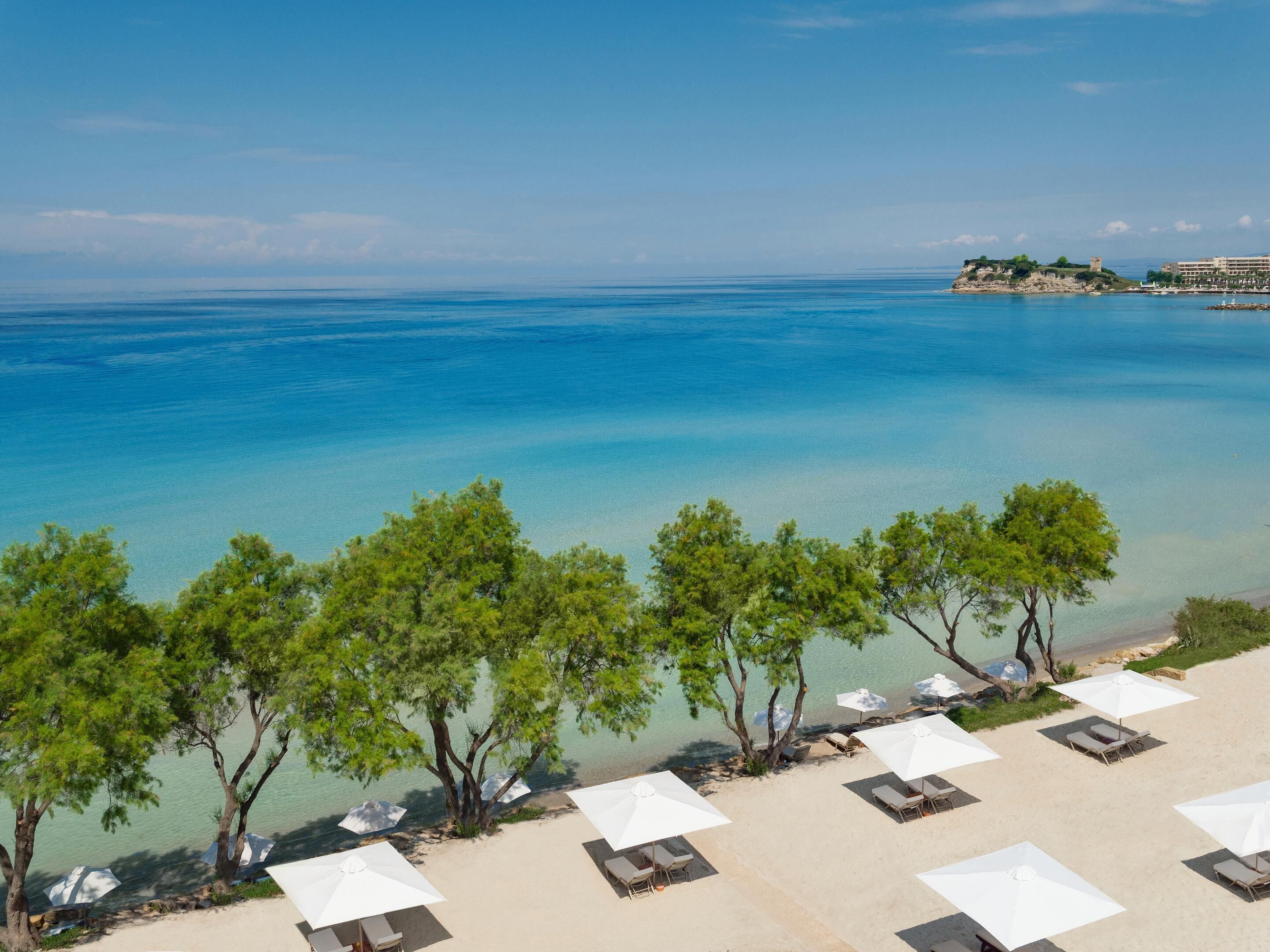 Privat strand, parasoller, strandhanddukar och strandbarer