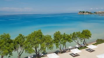 Privat strand, parasoller, strandhanddukar och strandbarer