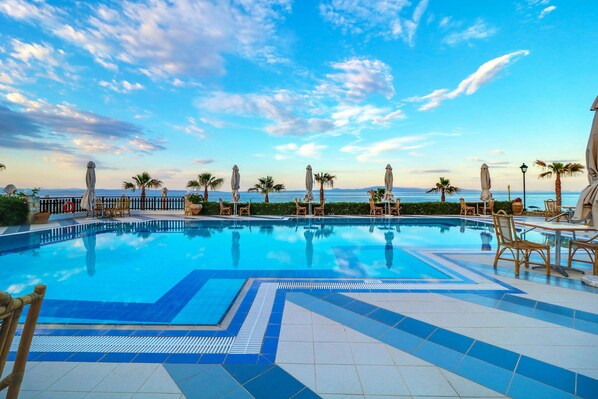 Indoor pool, 9 outdoor pools, pool umbrellas, sun loungers