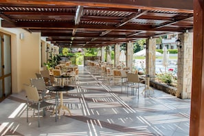 5 bars/lounges, 3 poolside bars, beach bar