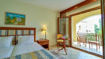 Chambre Double, vue piscine | 1 chambre, coffres-forts dans les chambres, Wi-Fi gratuit, draps fournis