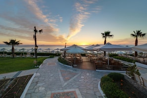 Playa en los alrededores, camastros, sombrillas y toallas de playa