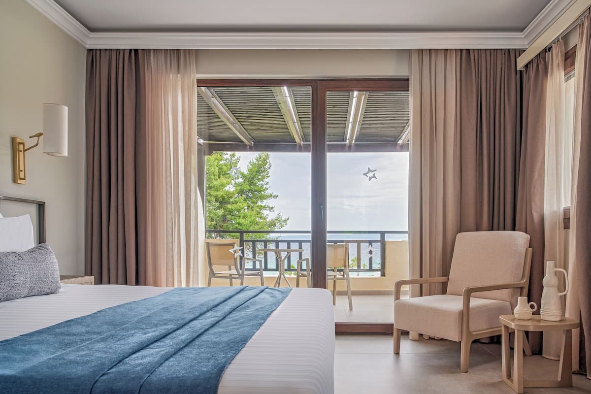 deluxe double room, sea view | 1 bedroom, in-room safe, free wifi, bed sheets