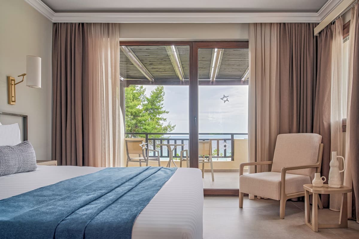 Deluxe Double Room, Sea View | 1 bedroom, in-room safe, free WiFi, bed sheets
