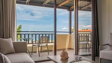 Elegance Suite Sea View | Área de estar | TV de tela plana