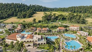 Een resort met meerdere gebouwen, zwembaden en een verzorgd landschap.