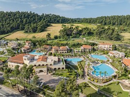Piscina interna, 9 piscinas externas, guarda-sóis, espreguiçadeiras