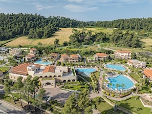 Inomhuspool, 9 utomhuspooler, parasoller och solstolar