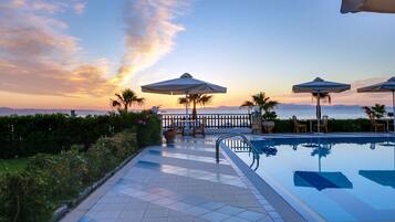 Indoor pool, 9 outdoor pools, pool umbrellas, sun loungers