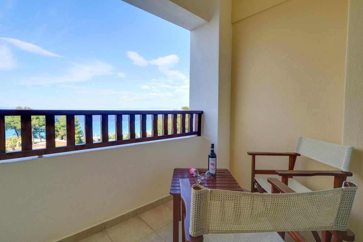 Double Room, Sea View | 1 bedroom, in-room safe, free WiFi, bed sheets