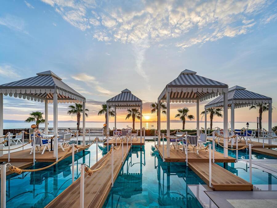 4 restaurants; breakfast and dinner served