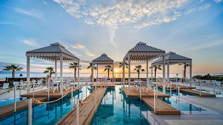 4 restaurants; breakfast and dinner served . Aegean Melathron Thalasso Spa Hotel