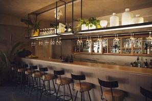 4 bars i un lounge al vestíbul 