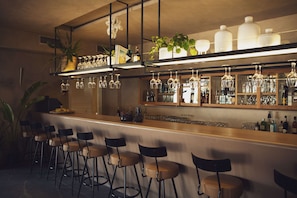 4 bars i un lounge al vestíbul