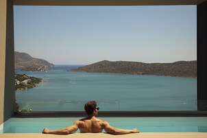 Una piscina techada, 3 piscinas al aire libre, sombrillas