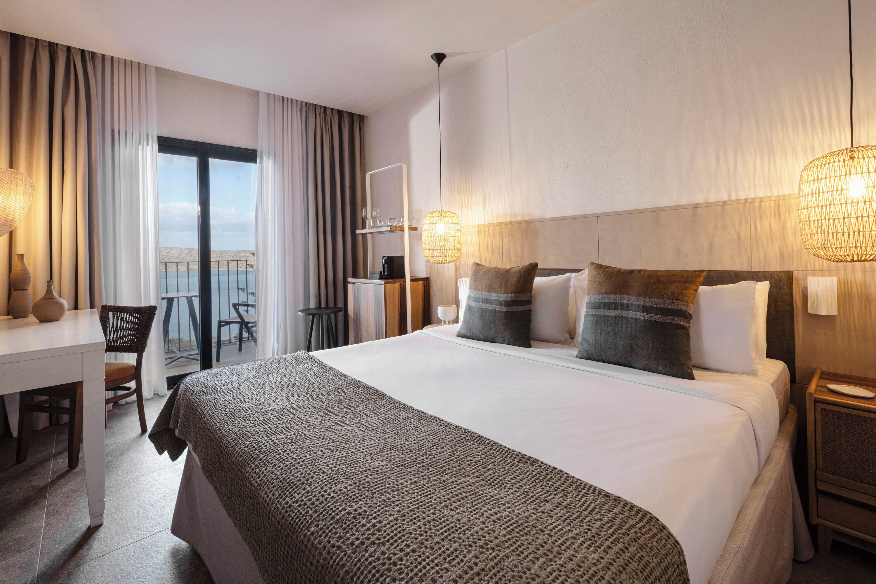 أغطية فراش متميزة وخزنة داخل الغرفة وواي فاي مجانًا وملاءات أسرّة