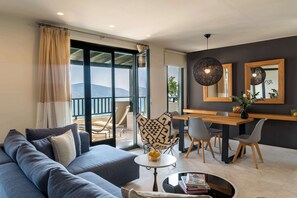 Sapphire Cozy Suite | Living area