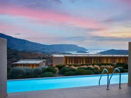Una piscina techada, 3 piscinas al aire libre, sombrillas